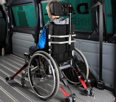 Imagen silla de ruedas en vehículo con los sistemas de seguridad