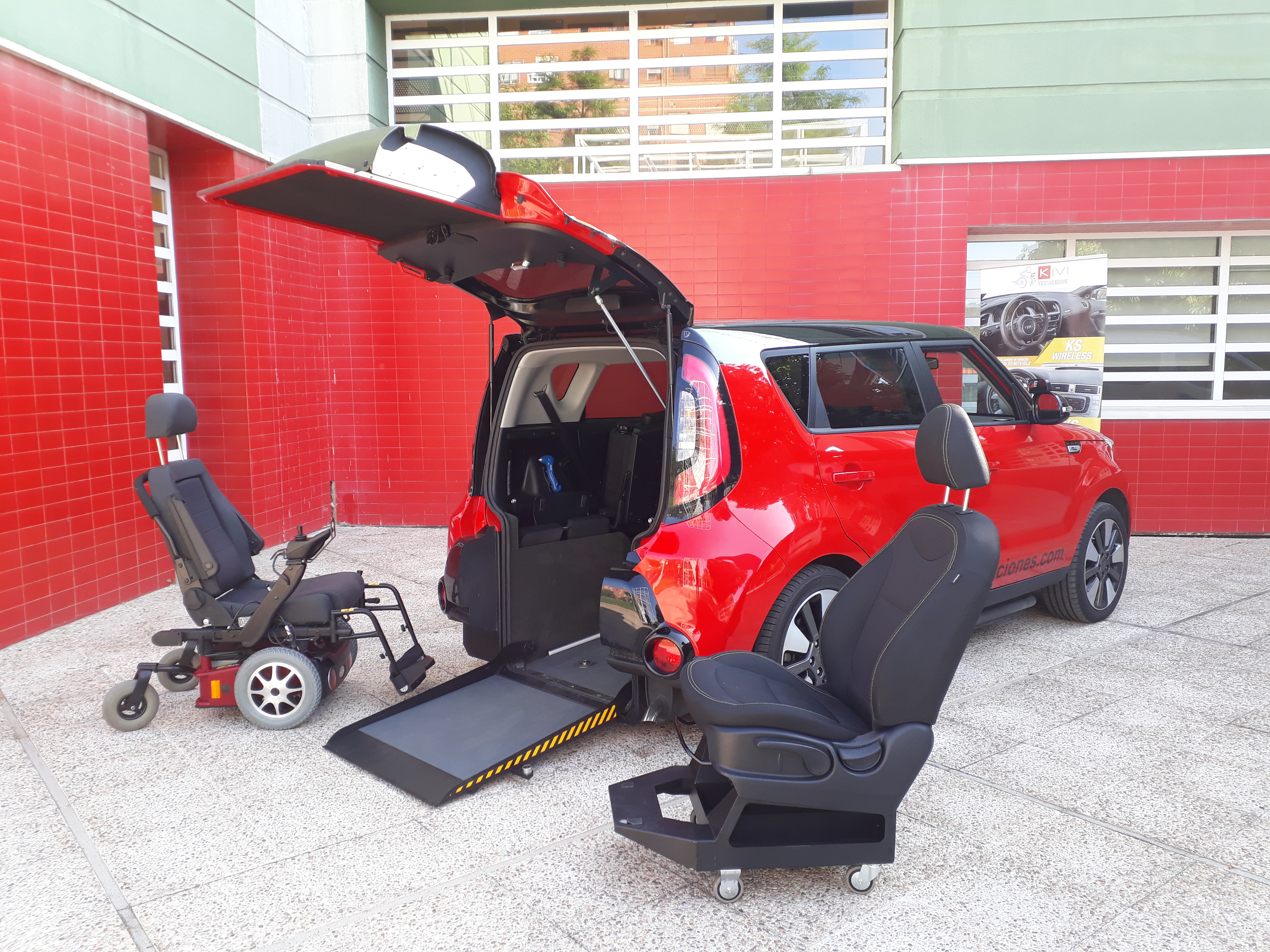 foto coche con asiento adaptado, silla de ruedas y rebaje de suelo