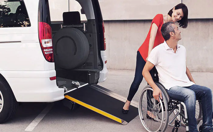 Imagen muestra el uso de la rampa trasera para acceso al vehículo con silla de reudas
